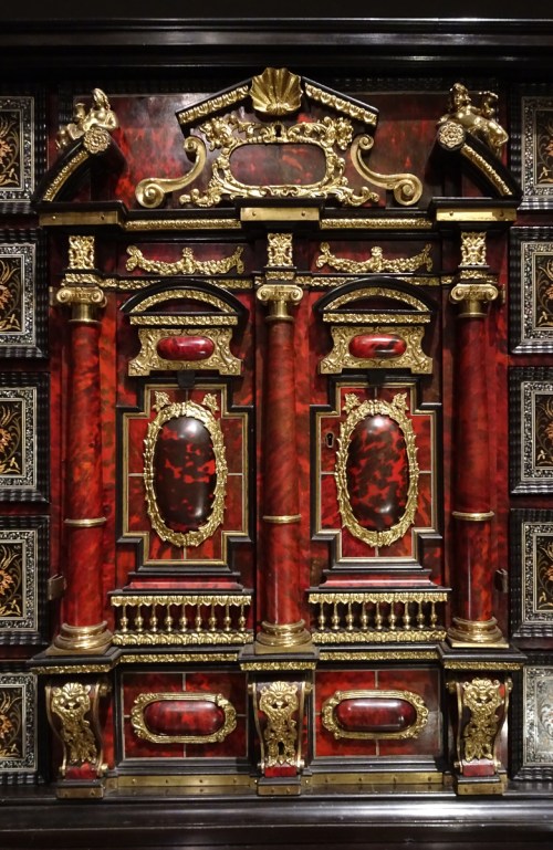 7 Cabinet on stand Antwerp 1650to60 detail sm